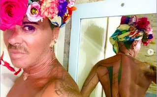 Λάκης Γαβαλάς: Ποζάρει γυμνός στο μπάνιο του σπιτιού του φορώντας μόνο μια μπαντάνα με λουλούδια