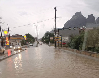 «Άνοιξαν» οι ουρανοί στα Τρίκαλα: Δρόμοι έγιναν ποτάμια &#8211; Δείτε βίντεο