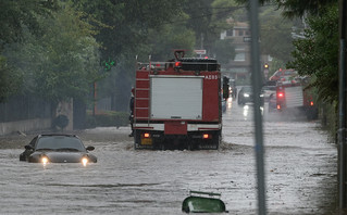 Απεγκλωβισμός λόγω βροχής στη Λεωφόρο Δροσιάς - Σταμάτας στο Διόνυσο