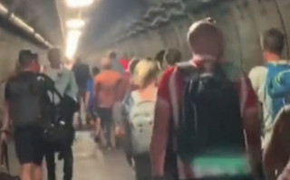 Αποκλεισμένοι επιβάτες τρένου περπατούσαν για ώρες στο τούνελ της Μάγχης