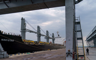 Πλοίο γεμάτο με σιτηρά σε λιμάνι της Ουκρανίας