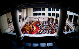 Παρατήρηση Τασούλα σε βουλευτές που τραβούσαν φωτογραφίες κατά τη διάρκεια της συνεδρίασης στη Βουλή