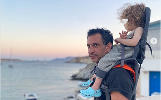 O Γιώργος Χρανιώτης με τον γιο του στις πλάτες του κάνει βόλτες στην Κίμωλο – Δείτε φωτογραφίες