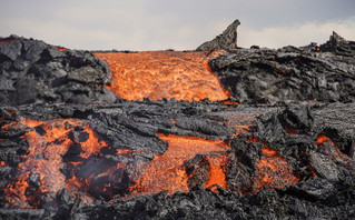 Ισλανδία: Συγκλονιστικές εικόνες από έκρηξη ηφαιστείου με «ποτάμια» λάβας και πυκνούς καπνούς