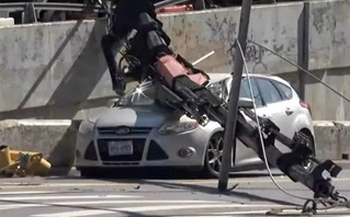 Σοκαριστικό βίντεο από τη Νέα Υόρκη: Γερανός έπεσε σε αυτοκίνητο &#8211; Άγιο είχε η οδηγός