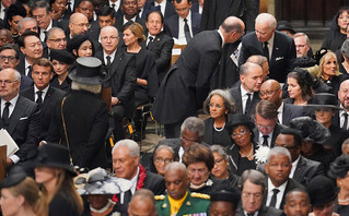 Κηδεία Βασίλισσας Ελισάβετ: Γιατί ο Μπάιντεν κάθισε στην 14η σειρά – Το τρολάρισμα του Τραμπ
