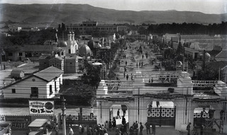 Πανοραμική άποψη της 1ης ΔΕΘ του 1926 στο Πεδίον του Άρεως. Στο βάθος το κτίριο του Γ' Σώματος Στρατού