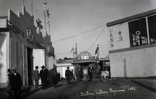 Το περίπτερο της Σοβιετικής Ένωσης (δεξιά) κατά την 1η ΔΕΘ του 1926 Το περίπτερο της Σοβιετικής Ένωσης (δεξιά) κατά την 1η ΔΕΘ του 1926