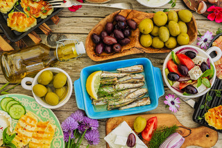 Φαγητό, σαρδέλες, χωριάτικη, τυρί, ελιές Φαγητό, σαρδέλες, χωριάτικη, τυρί, ελιές