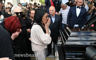 Μάρθα Καραγιάννη: Συντετριμμένη η Ζωζώ Σαπουντζάκη στην κηδεία &#8211; «Με γέλασε, γιατί έφυγε μόνη»