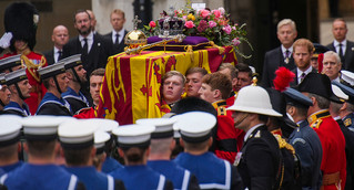Κηδεία Βασίλισσας Ελισάβετ: Το τέλος μιας εποχής – Στο κάστρο του Ουίνδσορ η σορός – Δείτε live εικόνα