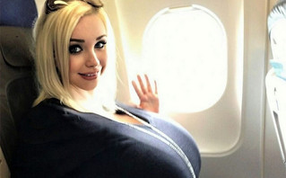 Οι συνεπιβάτες παραπονέθηκαν για το μεγάλο στήθος της και την ανάγκασαν να αλλάξει θέση στο αεροπλάνο