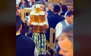 Oktoberfest: Σερβιτόρα σήκωσε «πυραμίδα» για τη γιορτή της μπύρας