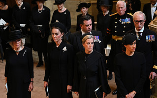 Βασιλική οικογένεια παρευρισκόμενη για τον θάνατο της Βασίλισσας Ελισάβετ