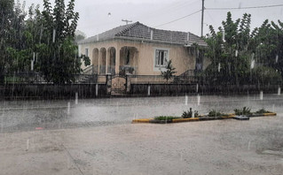 Ισχυρό μπουρίνι σαρώνει τα Τρίκαλα