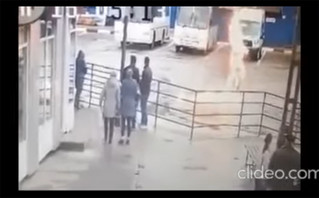 Βίντεο σοκ από τη Ρωσία: Στρατεύσιμος αυτοπυρπολήθηκε σε σταθμό λεωφορείου επειδή δεν ήθελε να πολεμήσει στην Ουκρανία