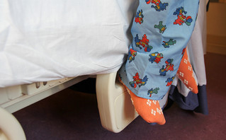 Πόδια παιδιού σε νοσοκομείο
