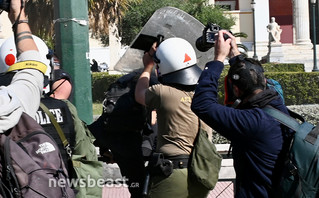 Ένταση στο συλλαλητήριο κατά της πανεπιστημιακής αστυνομίας στα Προπύλαια – Ξύλο και χημικά