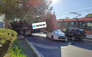 Σοβαρό τροχαίο στο Νέο Φάληρο: Ντελαπάρισε φορτηγό και καταπλάκωσε ΙΧ