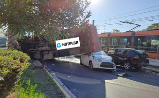Σοβαρό τροχαίο στο Νέο Φάληρο: Ντελαπάρισε φορτηγό και καταπλάκωσε ΙΧ Σοβαρό τροχαίο στο Νέο Φάληρο: Ντελαπάρισε φορτηγό και καταπλάκωσε ΙΧ