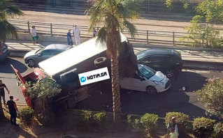 Σοβαρό τροχαίο στο Νέο Φάληρο: Ντελαπάρισε φορτηγό και καταπλάκωσε ΙΧ Σοβαρό τροχαίο στο Νέο Φάληρο: Ντελαπάρισε φορτηγό και καταπλάκωσε ΙΧ