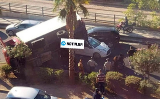 Σοβαρό τροχαίο στο Νέο Φάληρο: Ντελαπάρισε φορτηγό και καταπλάκωσε ΙΧ Σοβαρό τροχαίο στο Νέο Φάληρο: Ντελαπάρισε φορτηγό και καταπλάκωσε ΙΧ