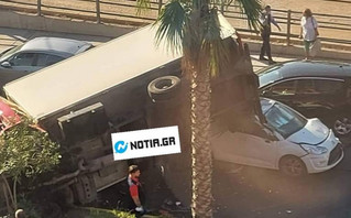 Σοβαρό τροχαίο στο Νέο Φάληρο: Ντελαπάρισε φορτηγό και καταπλάκωσε ΙΧ Σοβαρό τροχαίο στο Νέο Φάληρο: Ντελαπάρισε φορτηγό και καταπλάκωσε ΙΧ