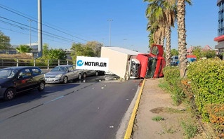 Σοβαρό τροχαίο στο Νέο Φάληρο: Ντελαπάρισε φορτηγό και καταπλάκωσε ΙΧ Σοβαρό τροχαίο στο Νέο Φάληρο: Ντελαπάρισε φορτηγό και καταπλάκωσε ΙΧ