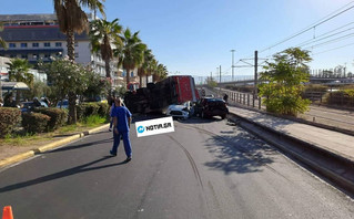 Σοβαρό τροχαίο στο Νέο Φάληρο: Ντελαπάρισε φορτηγό και καταπλάκωσε ΙΧ Σοβαρό τροχαίο στο Νέο Φάληρο: Ντελαπάρισε φορτηγό και καταπλάκωσε ΙΧ