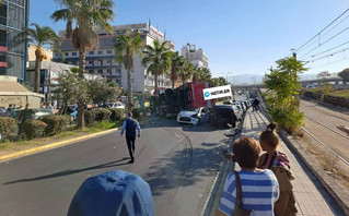 Σοβαρό τροχαίο στο Νέο Φάληρο: Ντελαπάρισε φορτηγό και καταπλάκωσε ΙΧ Σοβαρό τροχαίο στο Νέο Φάληρο: Ντελαπάρισε φορτηγό και καταπλάκωσε ΙΧ