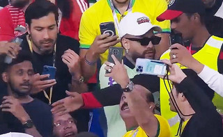 Μουντιάλ 2022: Οι οπαδοί πίστεψαν πως ήταν ο Νεϊμάρ κι έβγαλαν φωτογραφίες μαζί του