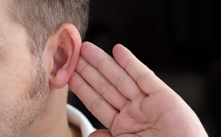 Τα 9+1 ύποπτα σημάδια που προμηνύουν ότι χάνεται η ακοή σου