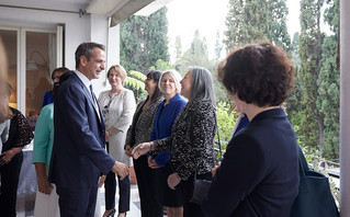 Συνάντηση Μητσοτάκη με διαπιστευμένες γυναίκες πρέσβεις στην Αθήνα Συνάντηση Μητσοτάκη με διαπιστευμένες γυναίκες πρέσβεις στην Αθήνα