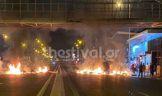 Θεσσαλονίκη: Νύχτα επεισοδίων – Έστησαν οδοφράγματα κι έβαλαν φωτιά σε κάδους στην Σταυρούπολη