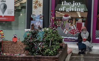 Οι δύο όψεις των Χριστουγέννων στην πόλη &#8211; Άστεγη ηλικιωμένη γέμισε με πολύχρωμα στολίδια το «σπίτι» της στο&#8230; πεζοδρόμιο