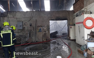 Φωτιά σε εργοστάσιο πολυεστερικών στον Ασπρόπυργο: «Είναι ξεκάθαρα εμπρησμός» λέει ο ιδιοκτήτης