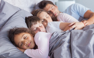 Όσο περισσότερο κοιμόμαστε, τόσο πιο πολύ ζούμε: Πώς ο ύπνος επηρεάζει το προσδόκιμο ζωής