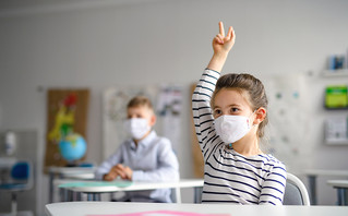 Παιδιά σε σχολική τάξη με μάσκες για τον κορωνοϊό