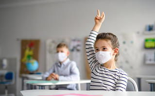 Παιδιά σε σχολική τάξη με μάσκες για τον κορωνοϊό Παιδιά σε σχολική τάξη με μάσκες για τον κορωνοϊό