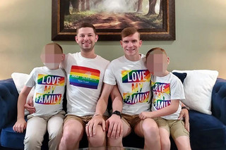 ΗΠΑ: Ζευγάρι ομοφυλόφιλων κατηγορείται ότι κακοποιούσε κι εξέδιδε τους υιοθετημένους γιους του σε κύκλωμα παιδεραστών