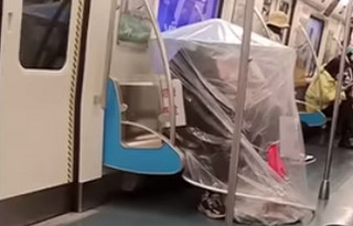 Κινέζος το πήγε σε άλλο επίπεδο για να μην κολλήσει κορονοϊό: Η αυτοσχέδια «τέντα» στο μετρό και το μήνυμά του