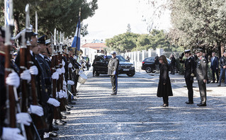 Στεφάνι κατέθεσε στο Μνημείο Ολοκαυτώματος στο Θησείο η Κατερίνα Σακελλαροπούλου