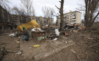 Ουκρανία: Ισοπεδώθηκε νοσοκομείο και σχολείο στη Χερσώνα &#8211; Τρεις νεκροί