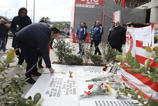 Ολυμπιακός: Ο Βαγγέλης Μαρινάκης και οι παίκτες τίμησαν τη μνήμη των θυμάτων της Θύρας 7