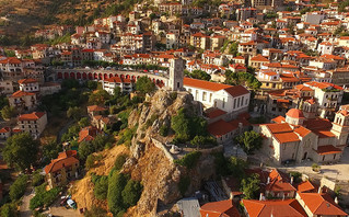 Η Αράχωβα από ψηλά Η Αράχωβα από ψηλά