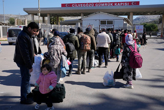 Κόσμος φεύγει από την Τουρκία μετά τον σεισμό