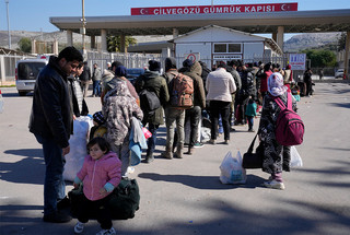 Κόσμος φεύγει από την Τουρκία μετά τον σεισμό Κόσμος φεύγει από την Τουρκία μετά τον σεισμό