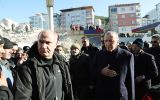 Ο Ερντογάν στα χαλάσματα Ο Ερντογάν στα χαλάσματα