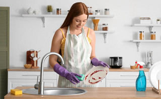 Γυναίκα πλένει πιάτα