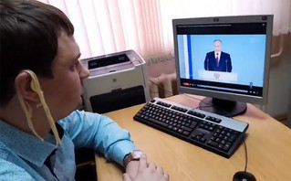 Κομμουνιστής βουλευτής έβαλε μακαρόνια στα αυτιά του για να δείξει ότι ο Πούτιν λέει… μπούρδες